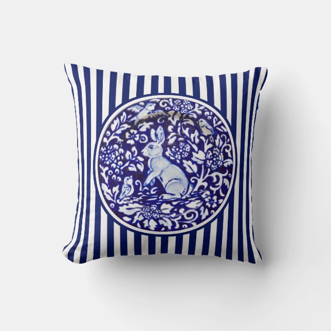 Blau und Weiß Rabbit Bunny Stripes Dedham Floral Kissen (Vorderseite)