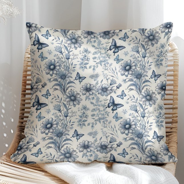 Blau und Weiß, Vintage Blüten und Schmetterlinge Kissen (Blue and White Vintage Floral and Butterfly Throw Pillow on a sunny boho rattan chair.)