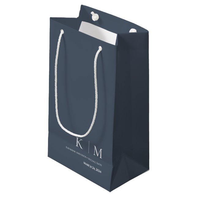 Blau- und Weißmonogramm-Hochzeit Kleine Geschenktüte (Vorderseite Schrägansicht)