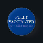 Blau vollständig geimpft, aber nicht umarmen mich  button<br><div class="desc">Got alle Impfungen,  aber immer noch antisozial,  also umarme mich nicht blauer Button-Taste Abzeichen.</div>