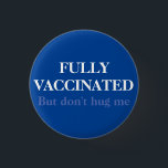 Blau vollständig geimpft, aber nicht umarmen mich  button<br><div class="desc">Got alle Impfungen,  aber immer noch antisozial,  also umarme mich nicht blauer Button-Taste Abzeichen.</div>