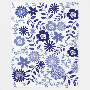 Blau-Weiß-Blumenmuster auf einer Blankette Fleecedecke