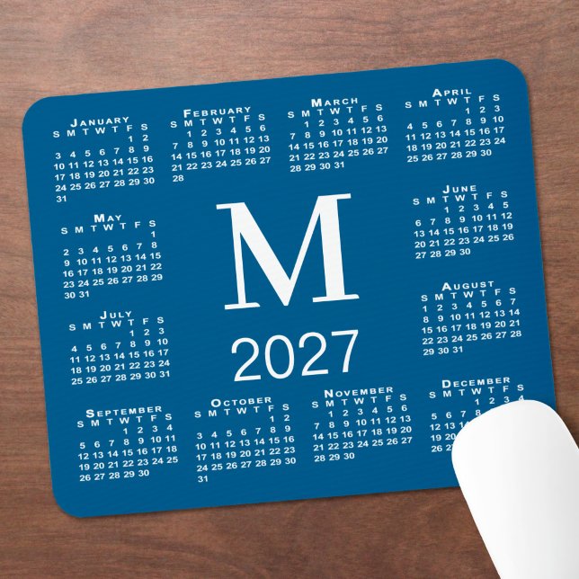 Blau-Weiß-Monogramm 2027 Kalender Mousepad (Blue and White Monogram 2027 Calendar Mouse Pad in situ)