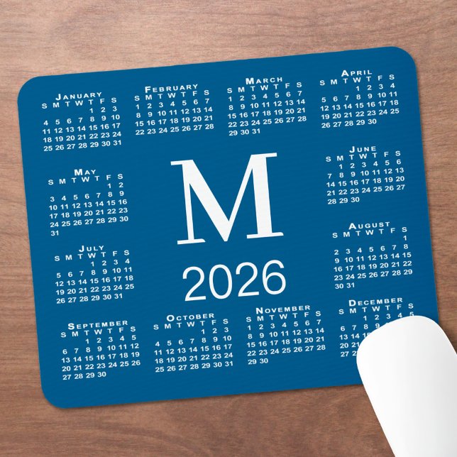 Blau-Weiß-Monogramm-Kalender 2026 Mousepad (Blue and White Monogram 2026 Calendar Mouse Pad, in situ)
