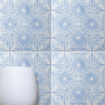 Blau-Weiß-Symmetrisches Muster mit Marmoraussehen Fliese<br><div class="desc">Diese Keramik-Kachel weist komplexe symmetrische Muster auf, die in verschiedenen Blautönen gemalt wurden. Das zentrale Design, das einer Blume oder Sternform ähnelt, ist von verzierten Linien und Kurven umgeben, was einen faszinierenden visuellen Effekt erzeugt. An jeder Ecke der Kachel gibt es vier ähnliche Designs, die abstrakte Darstellungen von Blätter oder...</div>