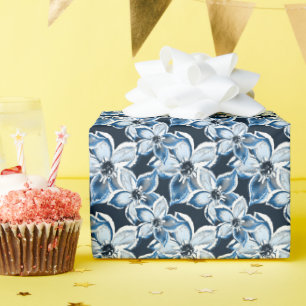 Blau-weiße Blume auf schwarzem Hintergrund. Geschenkpapier
