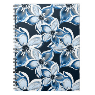 Blau-weiße Blume auf schwarzem Hintergrund. Notizblock