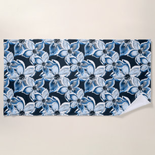 Blau-weiße Blume auf schwarzem Hintergrund. Strandtuch