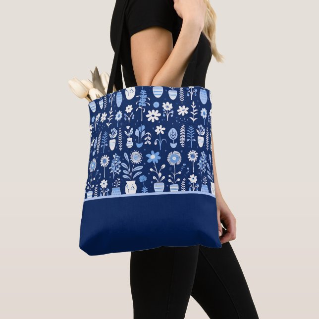Blau-weiße Blume in Vasen, Farbblock Tasche (Von Nahem)
