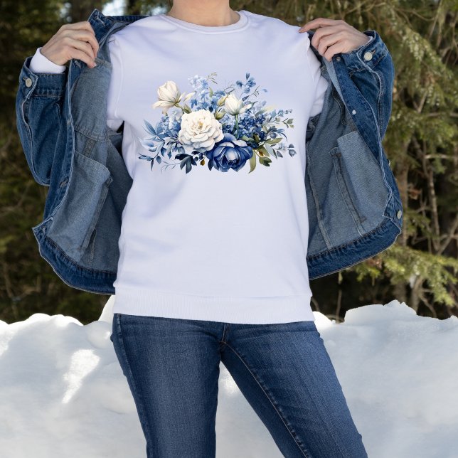 Blau-weiße Blume Sweatshirt (Blue White Watercolor Floral Flowers on White Sweatshirt)