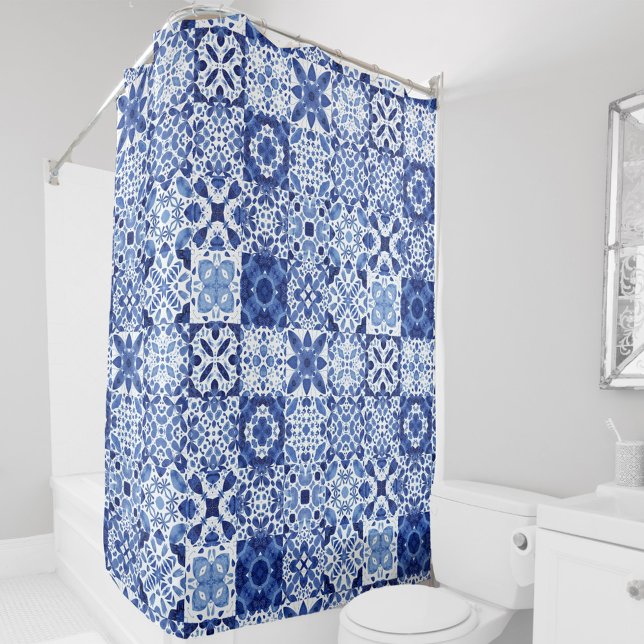 Blau-weiße Fliesenmuster Aquarell Duschvorhang (Blue and white watercolor 
Mediterranean tile pattern shower curtain)