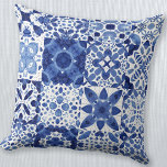 Blau-weiße Fliesenmuster Aquarell Kissen<br><div class="desc">Hübsches indigoblau-weiße Fliesenmuster in Aquarellfarbe. Originelle Kunst von Nic Squirrell.</div>