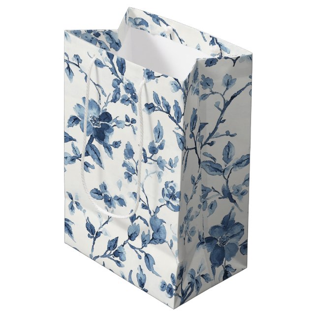 Blau Weiße Florale Brautparty Mittlere Geschenktüte (Vorderseite Schrägansicht)