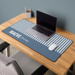 Blau-weiße Streifen personalisiert, modern und ele Schreibtischunterlage<br><div class="desc">Moderne minimale Typografie mädchenhaft staubige blau-weiße Streifen elegante personalisierte Geschenktafel Design.</div>