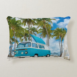 Blau-weißer Lieferwagen am Strand Dekokissen