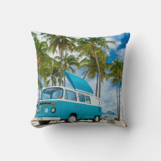 Blau-weißer Lieferwagen am Strand Kissen