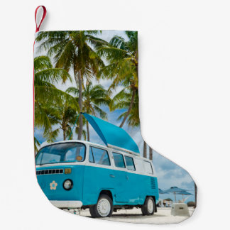 Blau-weißer Lieferwagen am Strand Kleiner Weihnachtsstrumpf