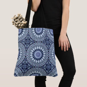 Blau-weißes Kaleidoskop-Mandala-Muster Tasche