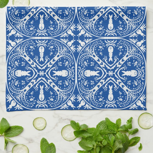 Blau + Weißes Kaninchen Whimsisches Fliesenmuster Geschirrtuch (Gefaltet)