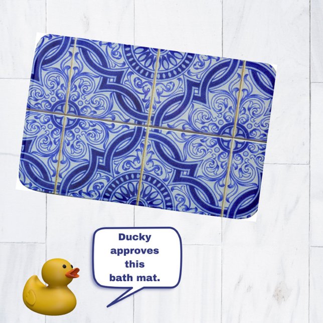 Blau + Weißes Mittelmeer Azulejo Fliesenmuster Badematte (An elegant, blue + white Mediterranean tile pattern bathmat. Ducky-approved.)