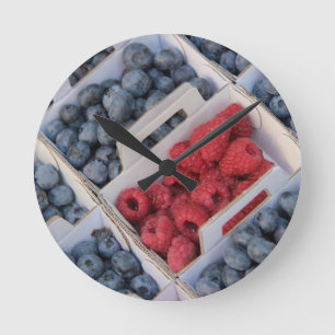Blaubeeren und Himbeeren Runde Wanduhr