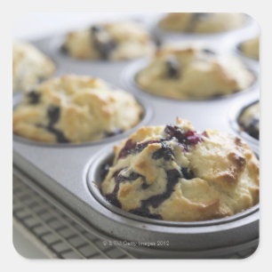Blaubeermuffins in einem Backenzinn auf einem Quadratischer Aufkleber
