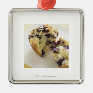 Blaubeermuffinspalte offen auf einer weißen Platt Ornament Aus Metall