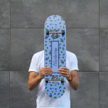 Blaubeermuster Skateboard<br><div class="desc">Farbenfrohe Muster mit lila Wildbeere auf Skateboard gedruckt. Text ist anpassbar!</div>