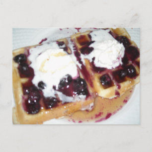Blaubeerwaffeln mit Schlagsahne Postkarte