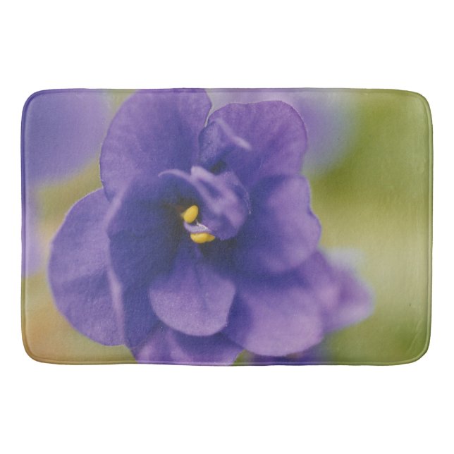 Blaublühende Blume von Violet Saintpaulia Zoomed Badematte (Vorderseite)