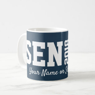 Blaue Abschluss-Blockbuchstaben in großer Schrift Kaffeetasse