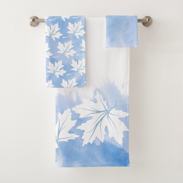 Blaue Ahornblattwasserfarbe und Monogramm Badhandtuch Set (Insitu)