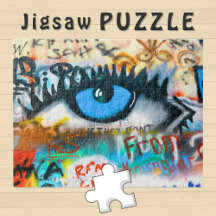 Blaue Auge an Graffiti-Wand Foto -