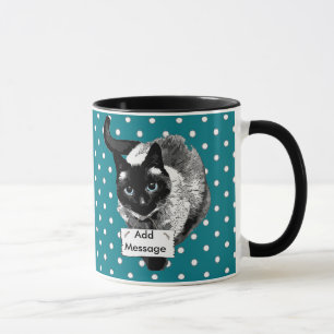 Blaue Augen Siamesische Katze hält leeres Schild Tasse
