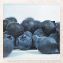 Blaue Beeren auf weißer Tabelle