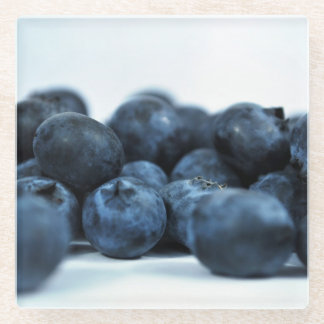 Blaue Beeren auf weißer Tabelle Glasuntersetzer
