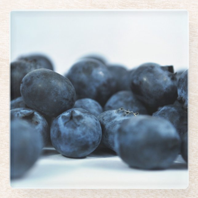 Blaue Beeren auf weißer Tabelle Glasuntersetzer (Vorderseite)
