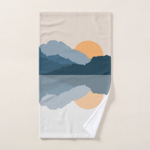 Blaue Berge reflektiert im See Badhandtuch Set