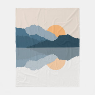 Blaue Berge reflektiert im See Fleecedecke