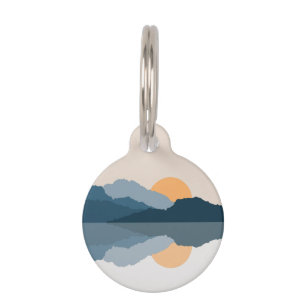 Blaue Berge reflektiert im See Haustiermarke