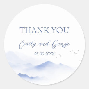 Blaue Berge und Vögel Hochzeitsticker Runder Aufkleber