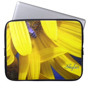 Blaue Biene auf dem gelben Sonnenblumenschläfer Laptopschutzhülle