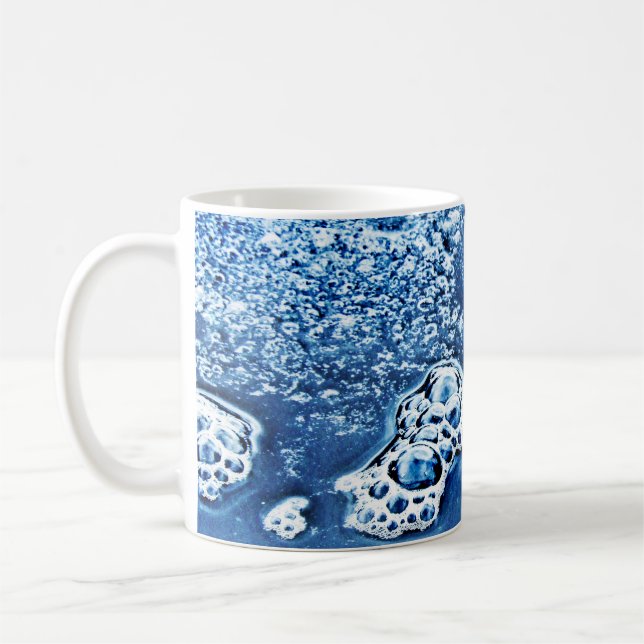 Blaue Bläschen Eiszeit und Wasser Abstrakte Tasse (Links)