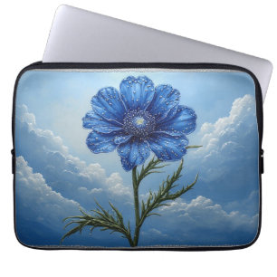 Blaue Blume gegen hellen bewölkten Himmel Laptopschutzhülle