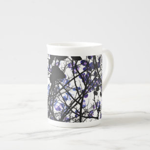 Blaue Blumen auf dem Winterbaumkonzept digitale Ku Prozellantasse