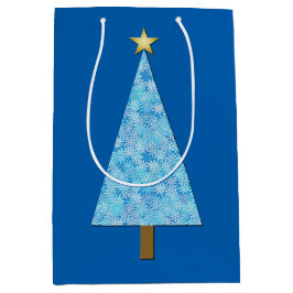 Blaue Blumen auf einem modernen Weihnachtsbaum Mittlere Geschenktüte