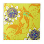 Blaue Blumen auf Gelb Fliese<br><div class="desc">Vintages Design mit blauen Blumen auf hellgelbem Hintergrund</div>