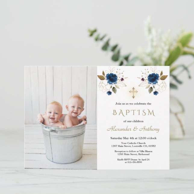 Blaue Blumen Cross Boys Twins Foto Taufe Einladung (Stehend Vorderseite)