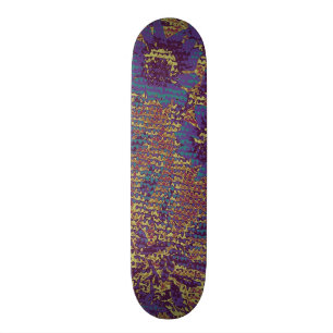 Blaue Blumen gegen Blatttarnungsmuster Skateboard