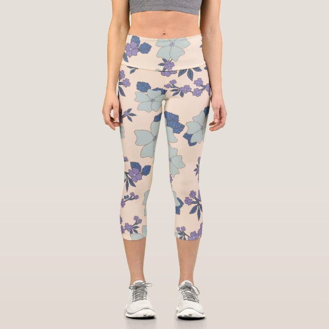 Blaue Blumen, violette Blumen, Blumenmuster Capri Leggings (Vorderseite)
